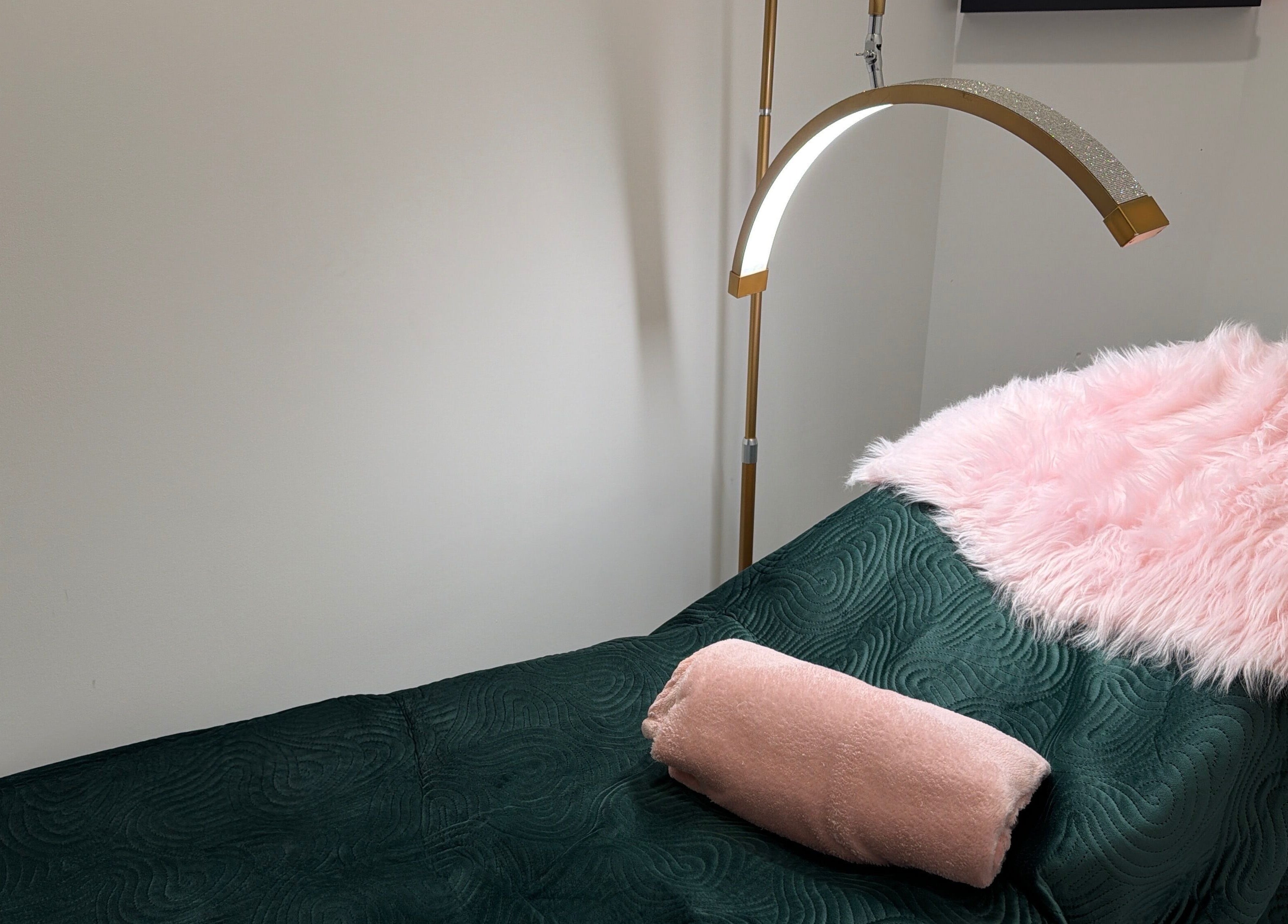 Cozy treatment bed at Elzyt Brows by Patricija, Drogheda, County Louth, IE with soft pink and green decor.