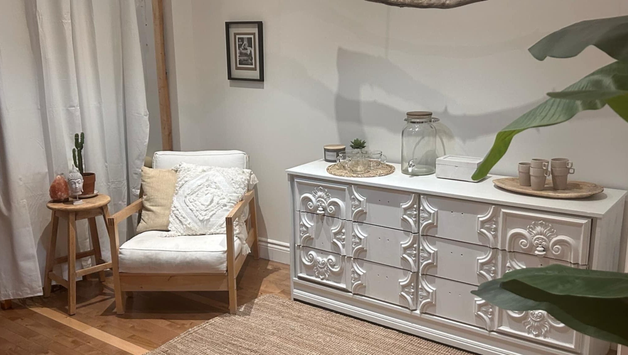 Coin détente élégant et minimaliste chez M Simplement, Granby, Québec, CA, avec fauteuil, table et déco murale.