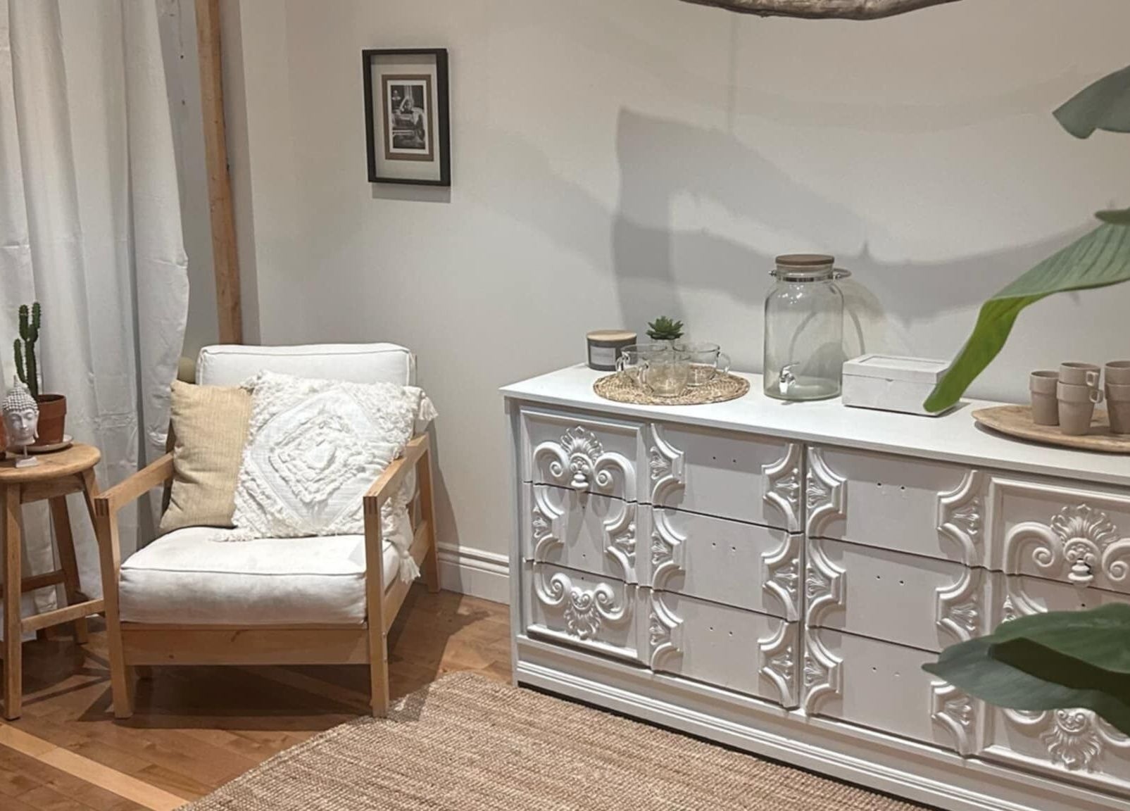 Coin détente élégant et minimaliste chez M Simplement, Granby, Québec, CA, avec fauteuil, table et déco murale.