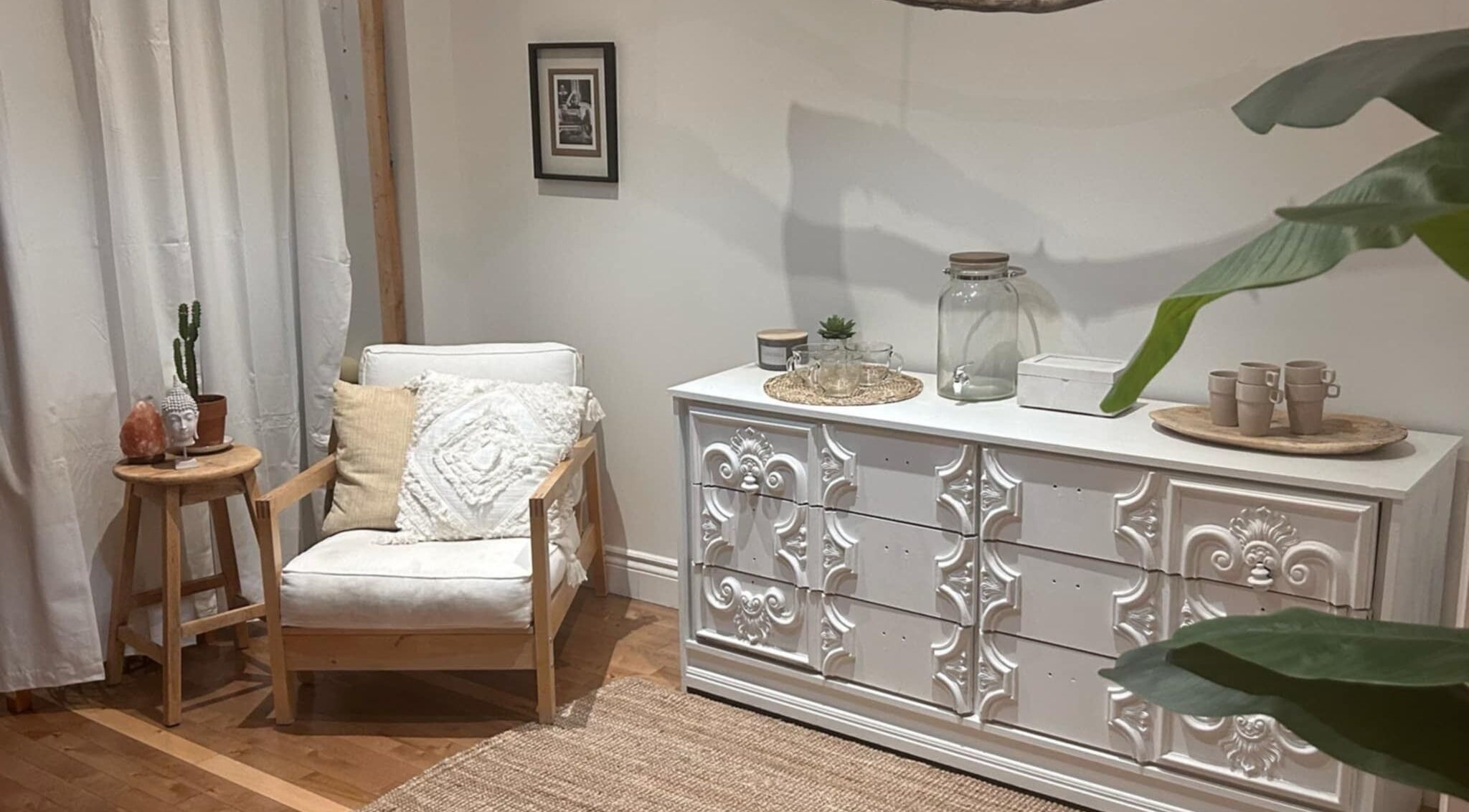 Coin détente élégant et minimaliste chez M Simplement, Granby, Québec, CA, avec fauteuil, table et déco murale.