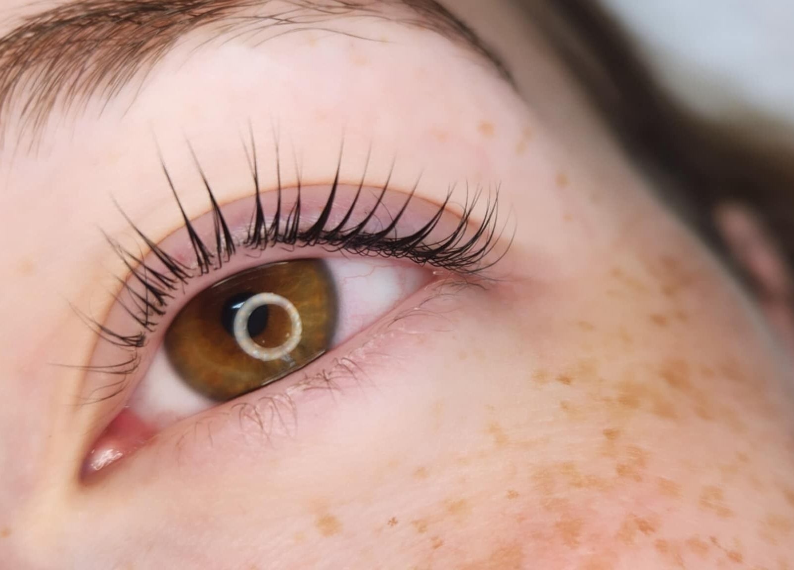 Gros plan d'un œil avec cils parfaits à M Simplement, Granby, Québec, CA.