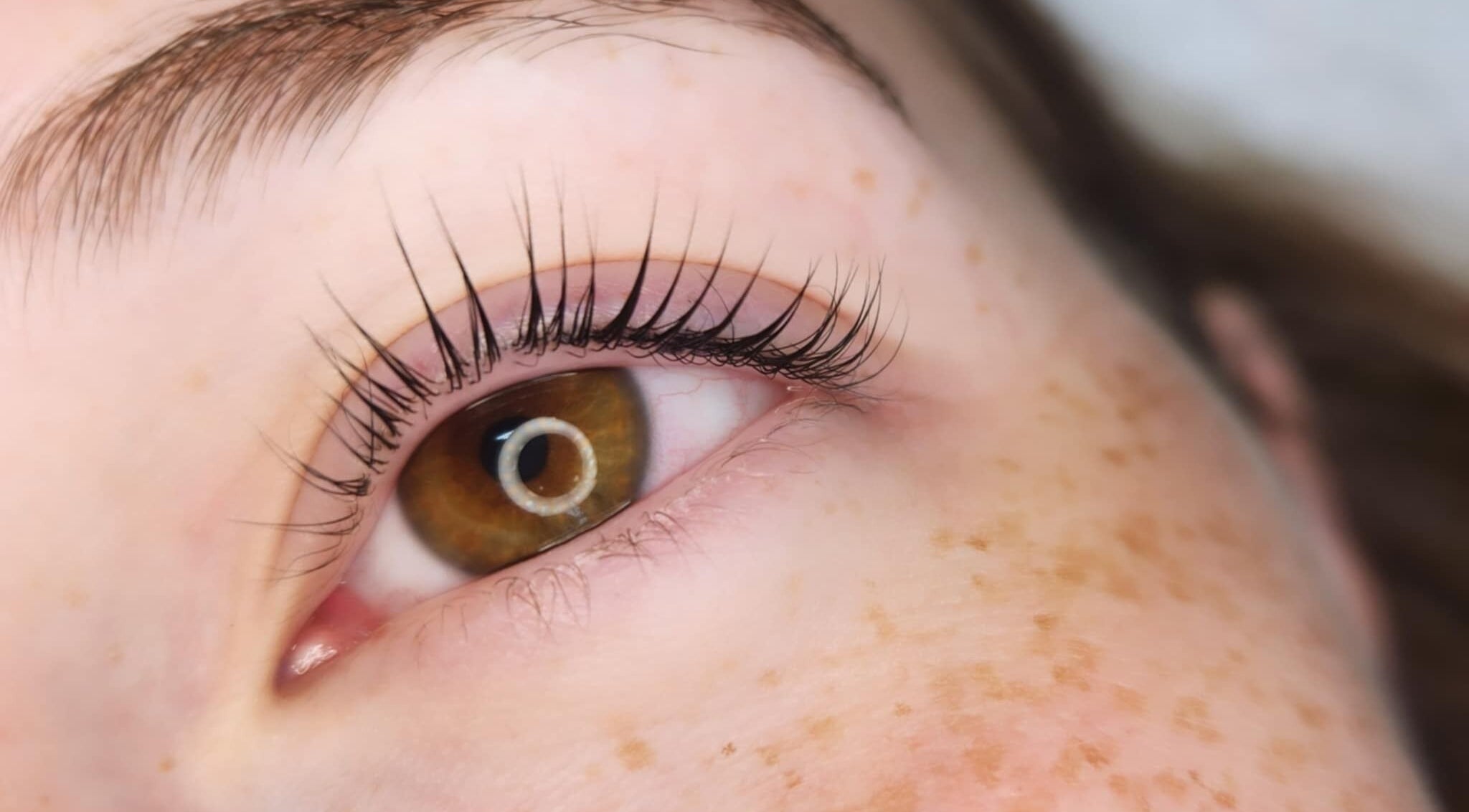 Gros plan d'un œil avec cils parfaits à M Simplement, Granby, Québec, CA.