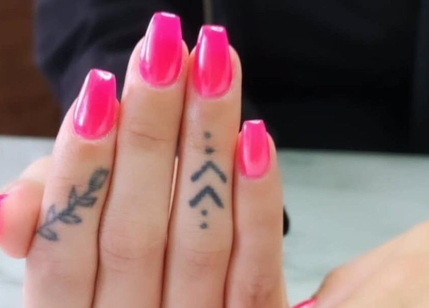 Ongles roses éclatants avec tatouages délicats à M Simplement, Granby, Québec, CA.