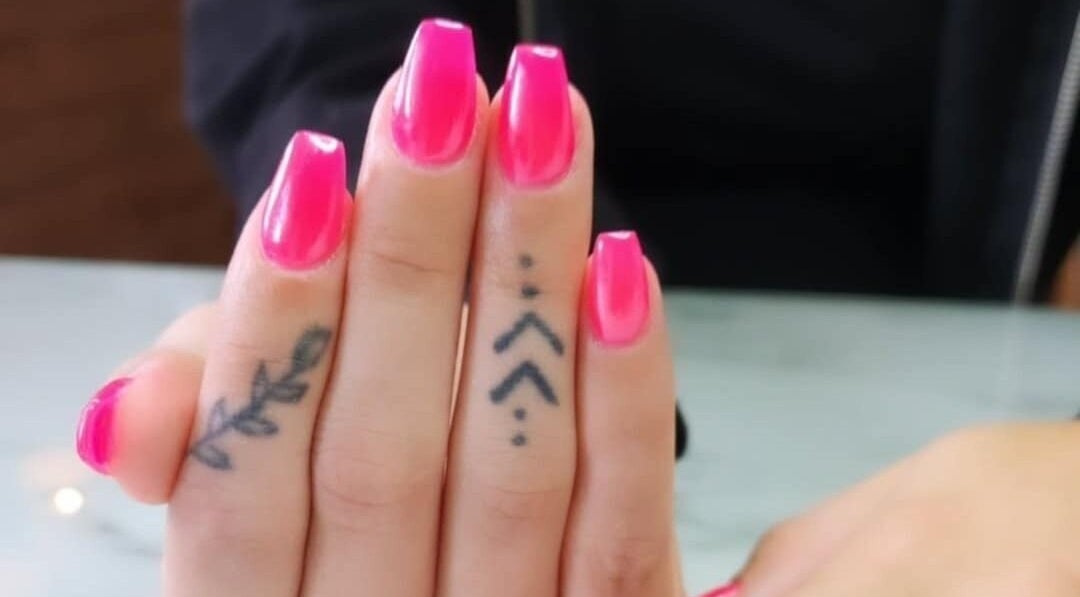 Ongles roses éclatants avec tatouages délicats à M Simplement, Granby, Québec, CA.