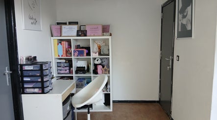 Un espace de maquillage moderne chez Kethy Beauty à Manage, Région Wallonne, BE.