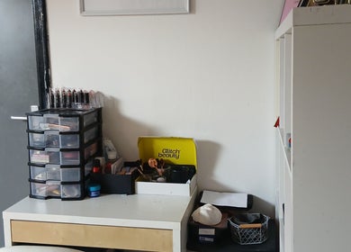 Coin maquillage élégant à Kethy Beauty, Manage, Région Wallonne, BE avec produits de beauté organisés.