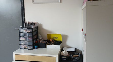 Coin maquillage élégant à Kethy Beauty, Manage, Région Wallonne, BE avec produits de beauté organisés.