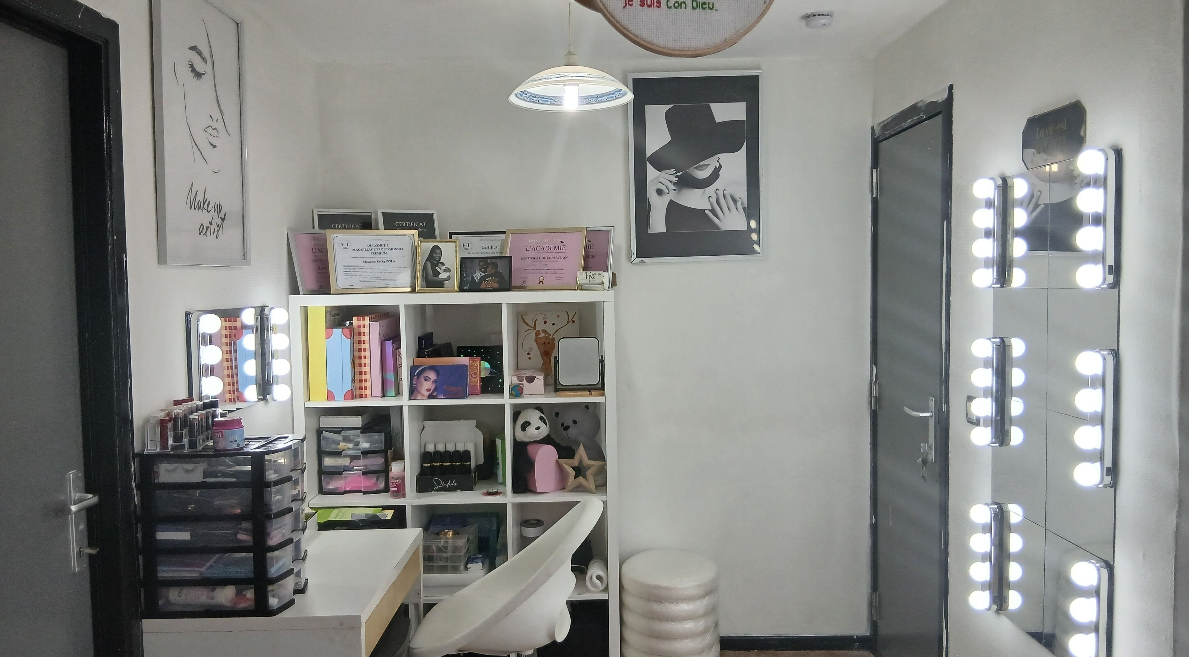 Espace maquillage élégant chez Kethy Beauty, Manage, Région Wallonne, BE avec miroirs éclairés et décor moderne.