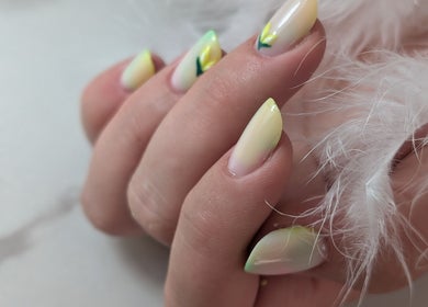 Ongles pastel avec motifs floraux à NAIL ART STUDIO BY MARIANA, Castres-gironde, Nouvelle-aquitaine, FR.