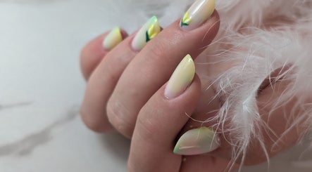 Ongles pastel avec motifs floraux à NAIL ART STUDIO BY MARIANA, Castres-gironde, Nouvelle-aquitaine, FR.