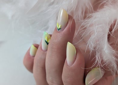 Design floral pastel chez NAIL ART STUDIO BY MARIANA, Castres-gironde, Nouvelle-aquitaine, FR.