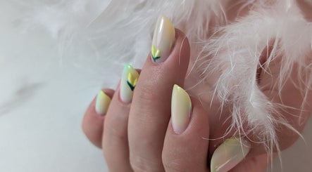 Design floral pastel chez NAIL ART STUDIO BY MARIANA, Castres-gironde, Nouvelle-aquitaine, FR.
