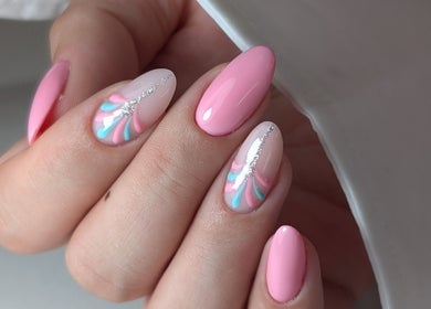 Design d'ongles élégant au NAIL ART STUDIO BY MARIANA, Castres-gironde, Nouvelle-aquitaine, FR.