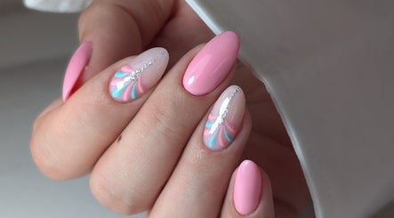 Design d'ongles élégant au NAIL ART STUDIO BY MARIANA, Castres-gironde, Nouvelle-aquitaine, FR.