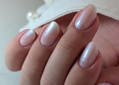 Manucure irisée à NAIL ART STUDIO BY MARIANA, Castres-gironde, Nouvelle-aquitaine, FR.