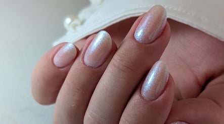 Manucure irisée à NAIL ART STUDIO BY MARIANA, Castres-gironde, Nouvelle-aquitaine, FR.