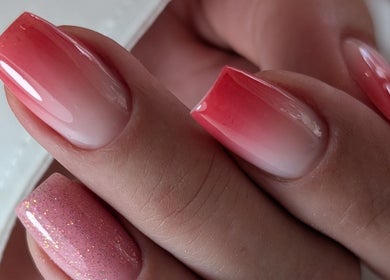 Design ombré élégant au NAIL ART STUDIO BY MARIANA, Castres-gironde, Nouvelle-aquitaine, FR.