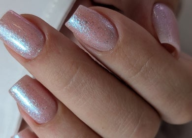 Manucure scintillante au NAIL ART STUDIO BY MARIANA, Castres-gironde, Nouvelle-aquitaine, FR.