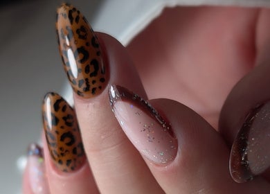 Manucure léopard et paillettes à NAIL ART STUDIO BY MARIANA, Castres-gironde, Nouvelle-aquitaine, FR.