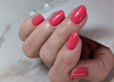 Ongles vernis corail à NAIL ART STUDIO BY MARIANA, Castres-gironde, Nouvelle-aquitaine, FR.