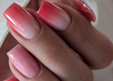 Ongles ombrés rose à NAIL ART STUDIO BY MARIANA, Castres-gironde, Nouvelle-aquitaine, FR.