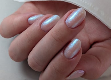 Manucure irisée chez NAIL ART STUDIO BY MARIANA, Castres-gironde, Nouvelle-aquitaine, FR.