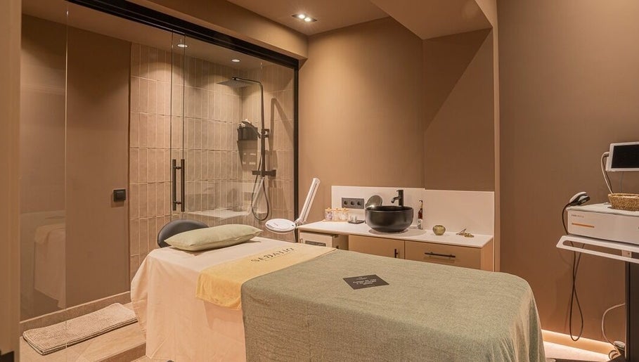 Sala de tratamiento elegante en Sedatio by Cristina Aranda, Madrid, Comunidad De Madrid, ES.
