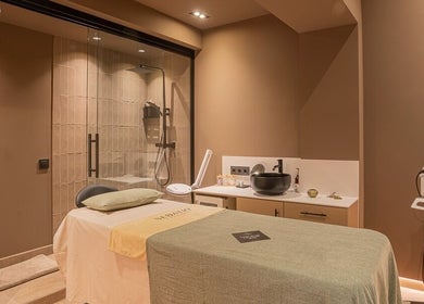 Sala de tratamiento elegante en Sedatio by Cristina Aranda, Madrid, Comunidad De Madrid, ES.