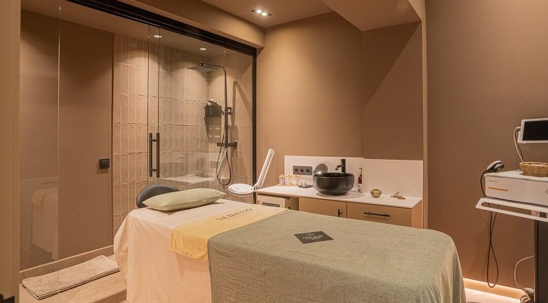 Sala de tratamiento elegante en Sedatio by Cristina Aranda, Madrid, Comunidad De Madrid, ES.