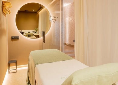 Sala de tratamiento en Sedatio by Cristina Aranda, Madrid, Comunidad De Madrid, ES, con iluminación suave.