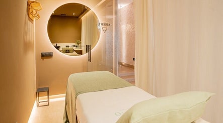 Sala de tratamiento en Sedatio by Cristina Aranda, Madrid, Comunidad De Madrid, ES, con iluminación suave.