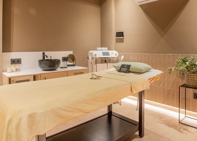 Sala de tratamiento en Sedatio by Cristina Aranda, Madrid, Comunidad De Madrid, ES, con decoración cálida.