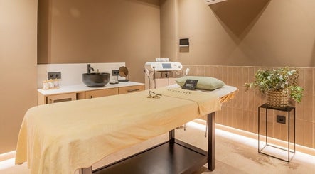 Sala de tratamiento en Sedatio by Cristina Aranda, Madrid, Comunidad De Madrid, ES, con decoración cálida.