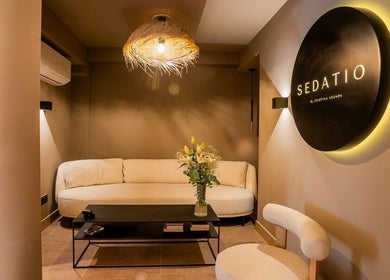 Salón acogedor en Sedatio by Cristina Aranda, Madrid, Comunidad De Madrid, ES, con sofá y decoración floral.