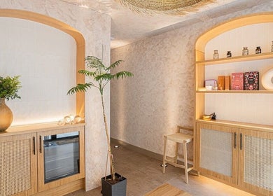 Acogedor rincón con estanterías de madera en Sedatio by Cristina Aranda, Madrid, Comunidad De Madrid, ES.
