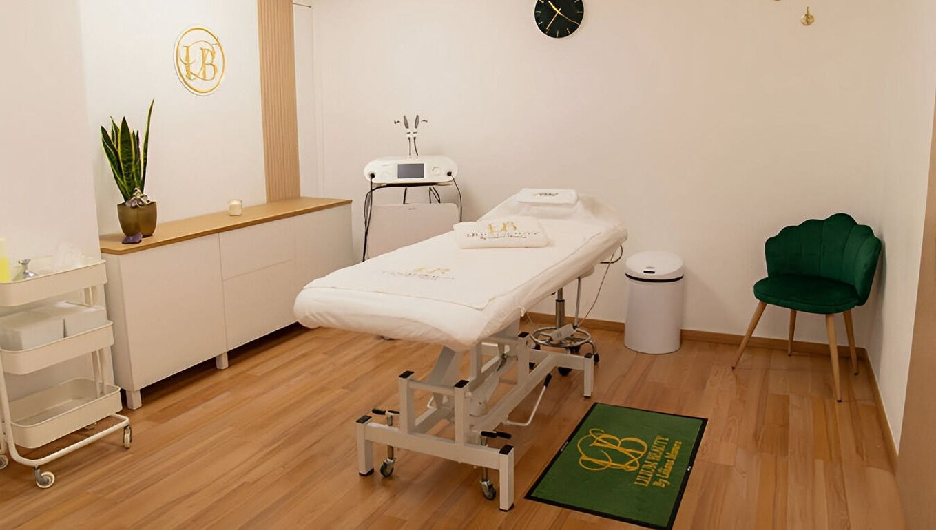 Sala de tratamiento en Lilium Beauty Bcn, Barcelona, Catalunya, ES, con camilla y decoración elegante.