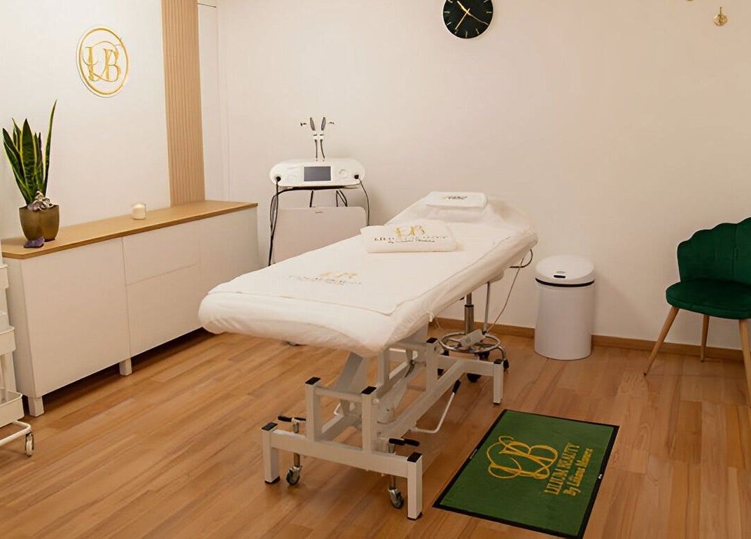 Sala de tratamiento en Lilium Beauty Bcn, Barcelona, Catalunya, ES, con camilla y decoración elegante.