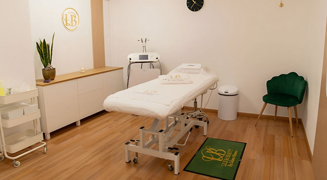 Sala de tratamiento en Lilium Beauty Bcn, Barcelona, Catalunya, ES, con camilla y decoración elegante.