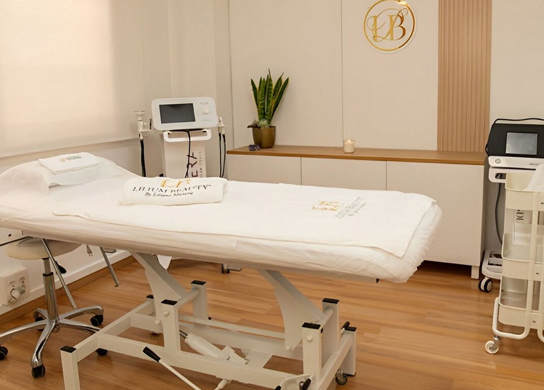 Sala de tratamiento en Lilium Beauty Bcn, Barcelona, Catalunya, ES, equipada para bienestar y cuidado facial.