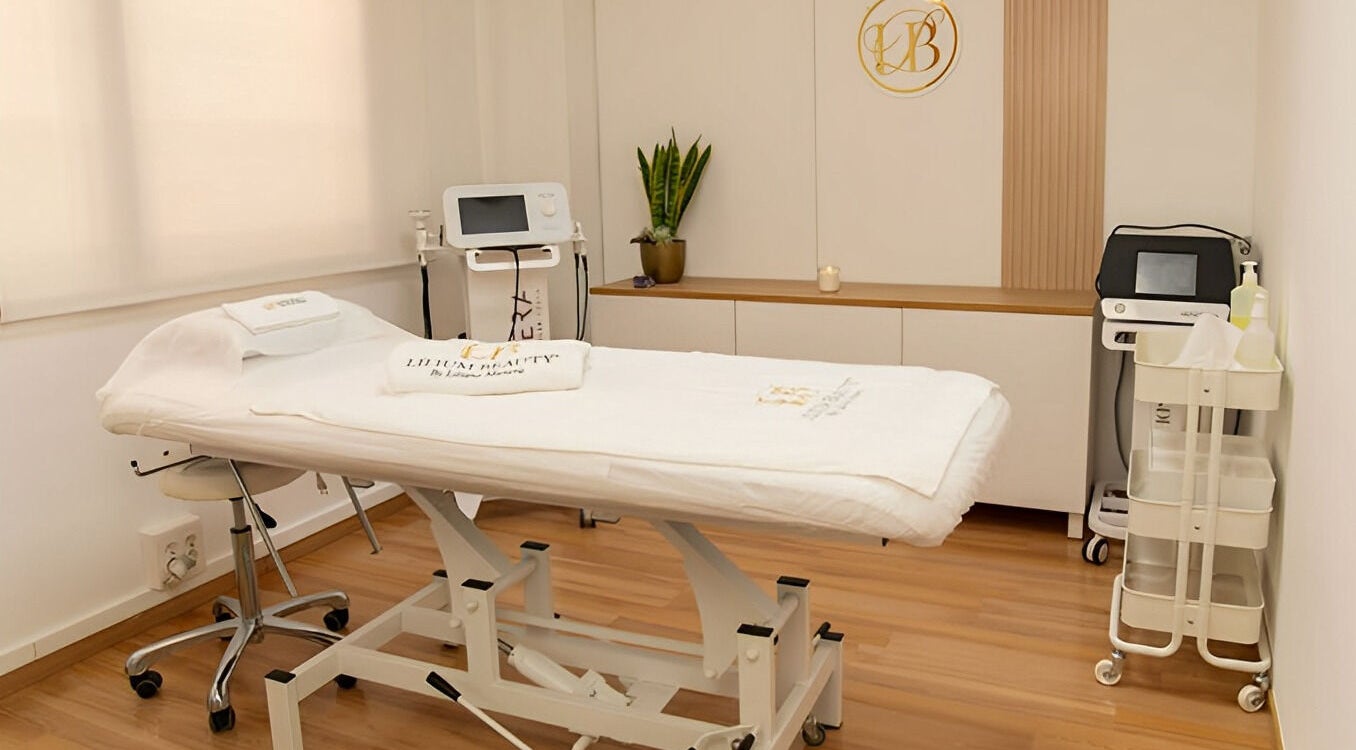 Sala de tratamiento en Lilium Beauty Bcn, Barcelona, Catalunya, ES, equipada para bienestar y cuidado facial.