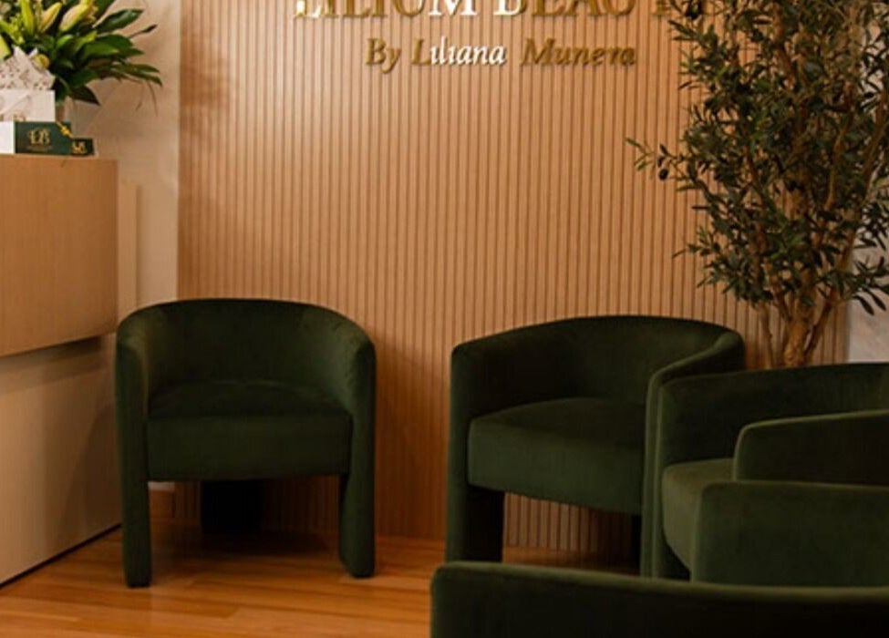 Área de espera elegante en Lilium Beauty Bcn, Barcelona, Catalunya, ES con sillas verdes y decoración moderna.