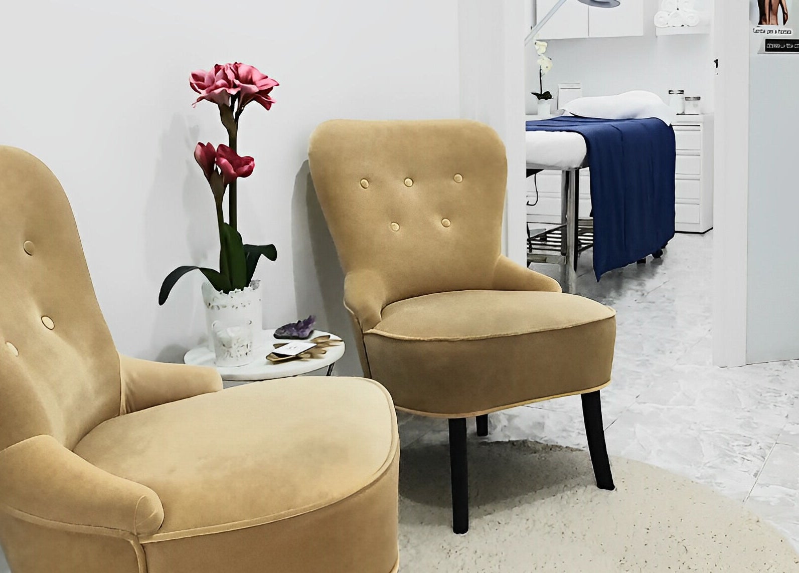 Sala de espera acogedora en Lilium Beauty Bcn, Barcelona, Catalunya, ES, con sillones cómodos y decoración floral.