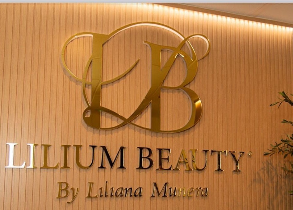 Logo dorado de Lilium Beauty Bcn en pared de madera, Barcelona, Catalunya, ES.
