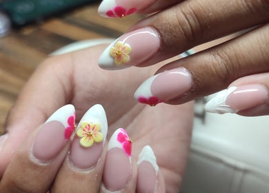 Art floral sur ongles à Chez Sonia / A Chacun Ses Ongles, Moëlan-sur-mer, Bretagne, FR.