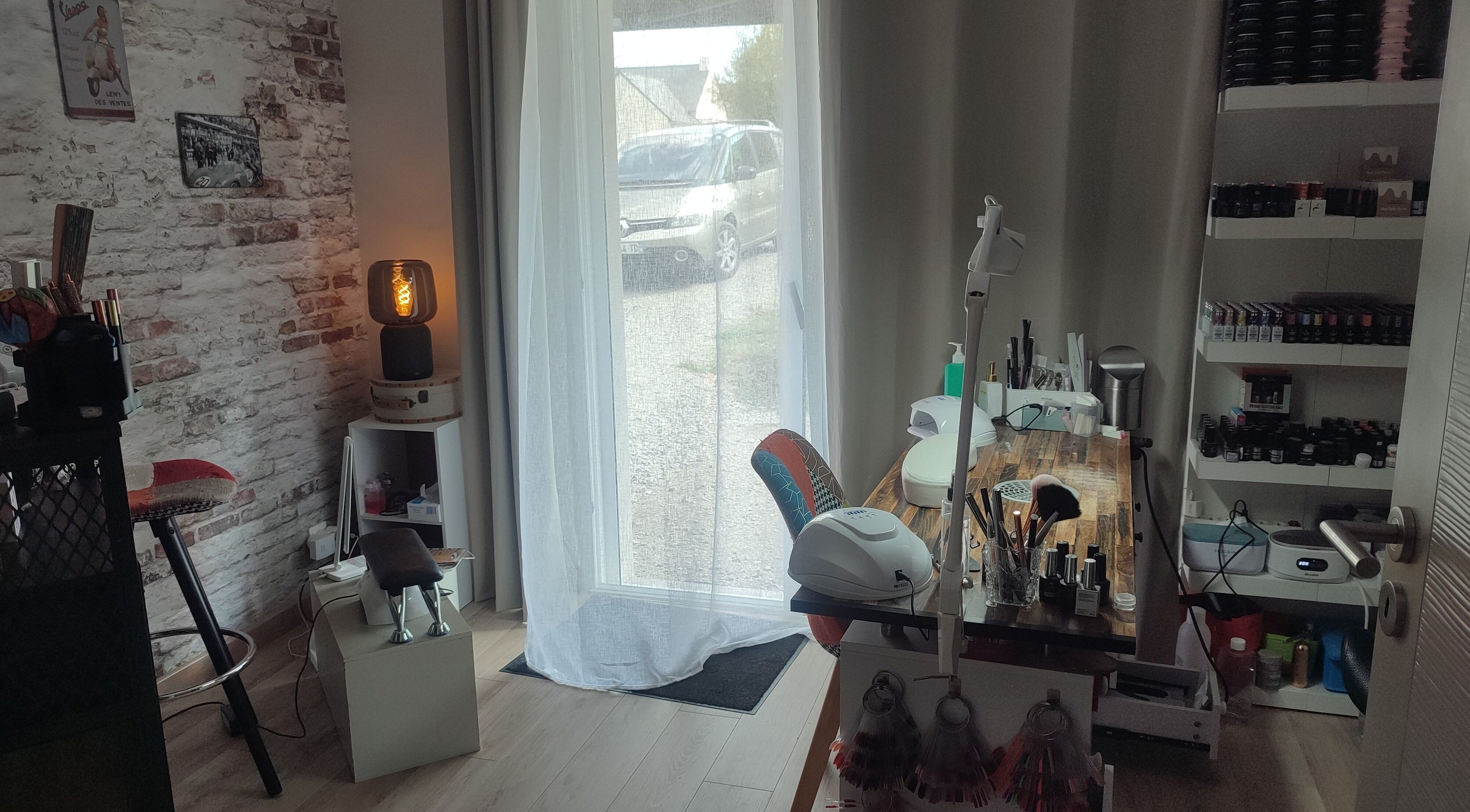 Salon de beauté Chez Sonia à Moëlan-sur-mer, Bretagne. Confort moderne et outils de soin.