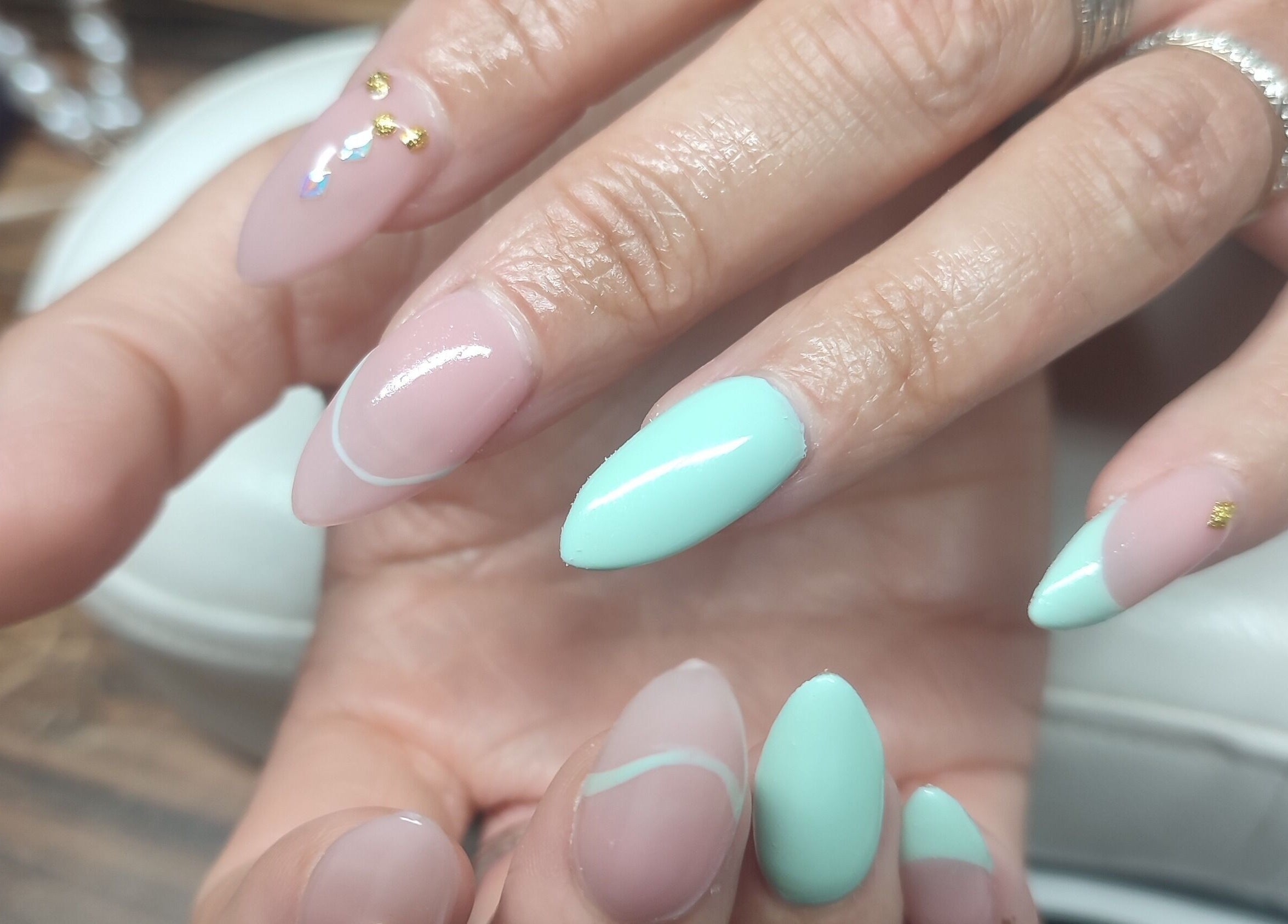 Manucure pastel chic chez Chez Sonia / A Chacun Ses Ongles à Moëlan-sur-mer, Bretagne, FR.