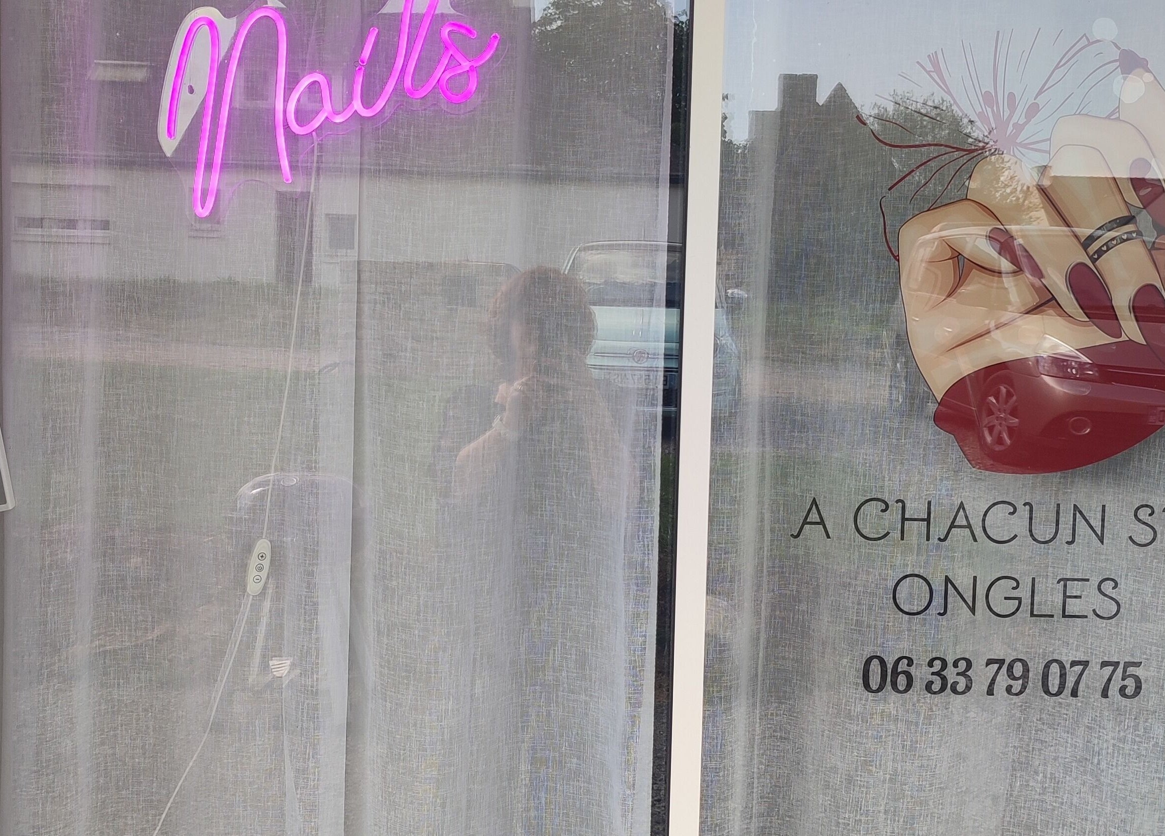 Vitrine de Chez Sonia / A Chacun Ses Ongles à Moëlan-sur-mer, Bretagne, FR, avec enseigne lumineuse rose.