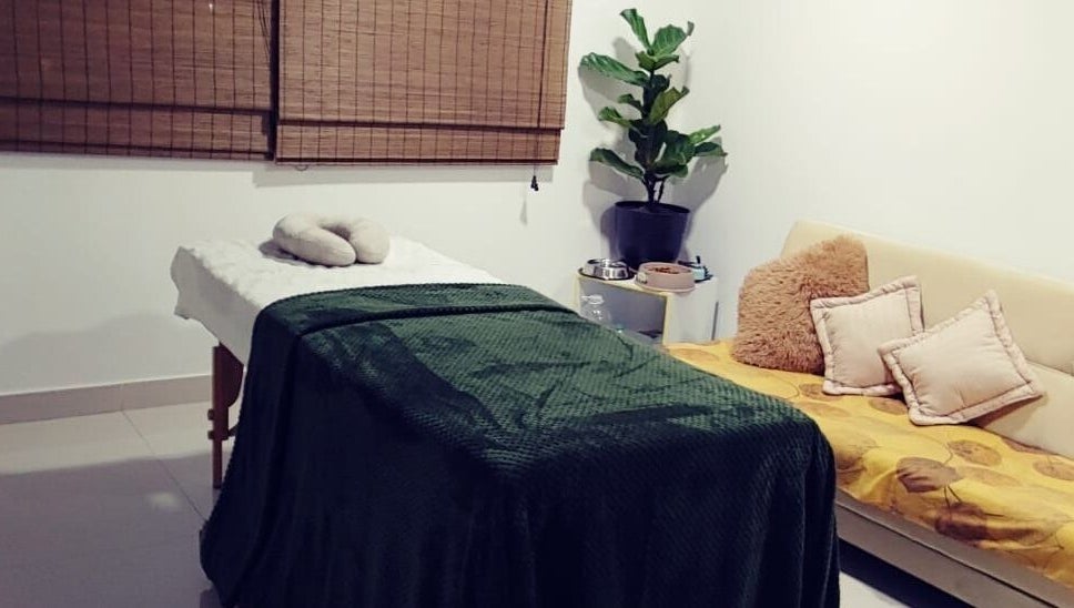 Sala de masajes acogedora en Meraki-Harmony, en Bogotá, Bogotá, CO, con mesa y sofá cómodos.