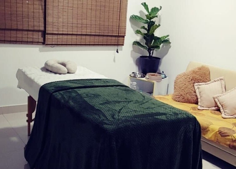 Sala de masajes acogedora en Meraki-Harmony, en Bogotá, Bogotá, CO, con mesa y sofá cómodos.