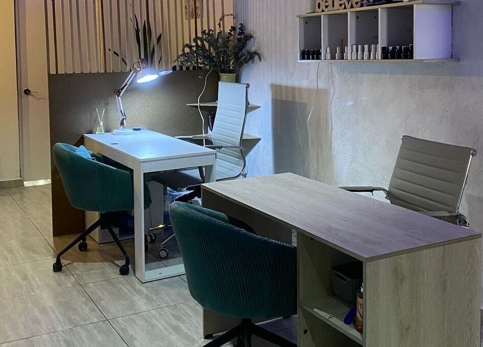 Estación de belleza en Meraki-Harmony, Bogotá, Bogotá, CO, con muebles modernos y decoración acogedora.